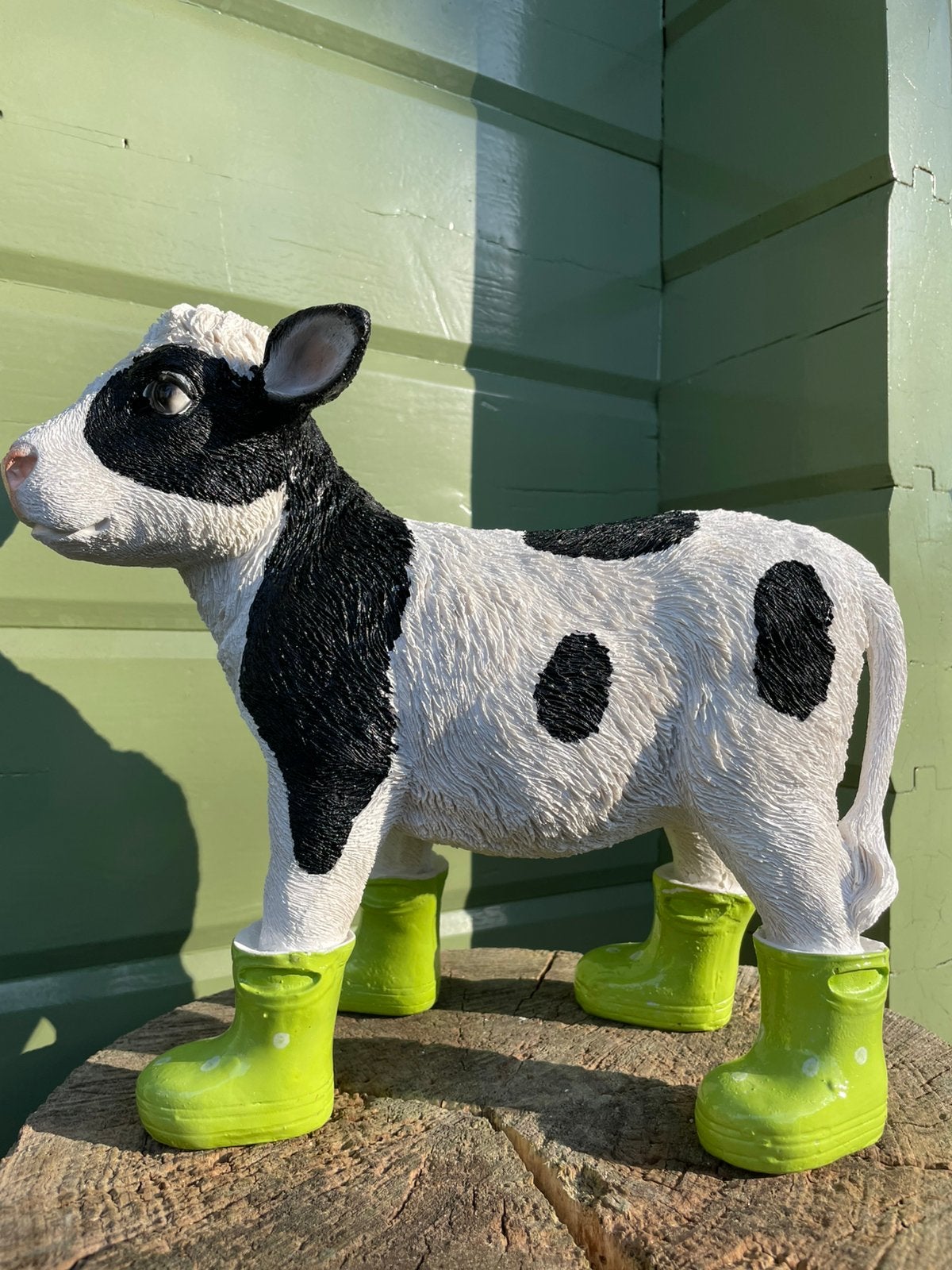 Kalf koe groene regenlaarsjes beeld tuin boerderij boer wei, Ophalen of Verzenden, Zo goed als nieuw, Kunststof, Dierenbeeld