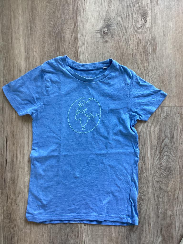 Mooi shirt met print van de aarde (122), Ophalen of Verzenden, Gebruikt, Jongen of Meisje, Shirt of Longsleeve