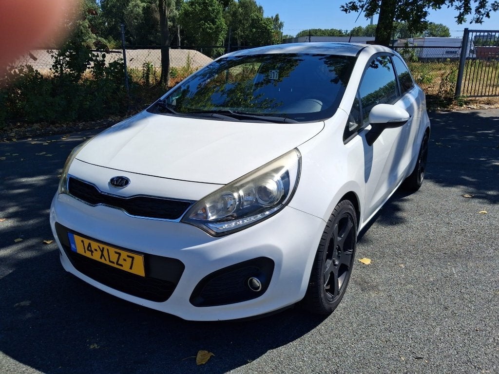 NW MOD KIA  Rio 1.2 I 3DRS 2012 SUPER LEUKE AUTO INST KOOPJE, Euro 5, 40 €/maand, Zwart, 4 cilinders