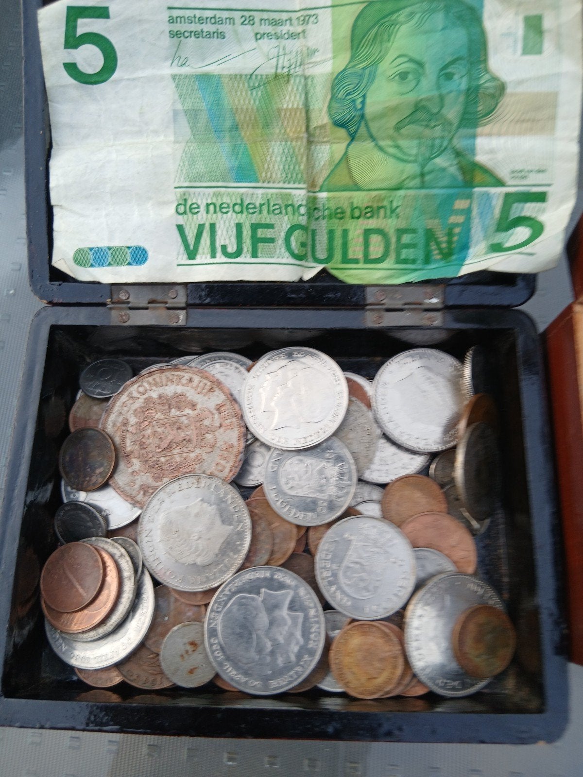 2 antieke doosjes met Nederlandse en internationale munten, Ophalen of Verzenden