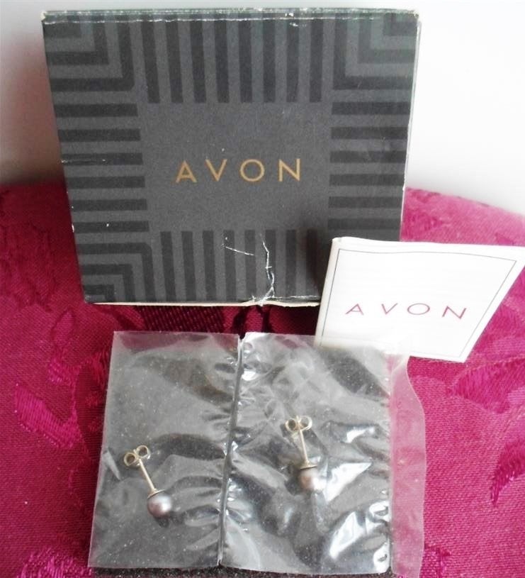 AVON Oorbellen. Oorstekers. Grijze faux parel. Zilver., Nieuw, Ophalen of Verzenden, Grijs, Knopjes of Stekers