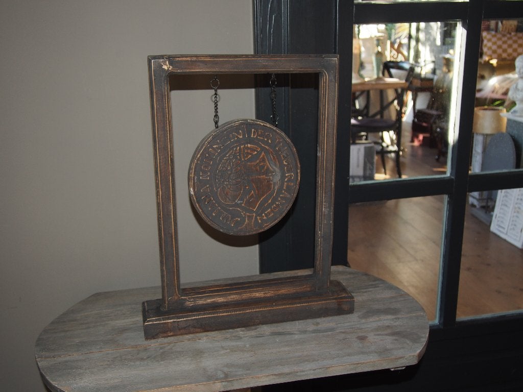 Houten ornament in lijst - Juliana Koningin der Nederlanden, Ophalen of Verzenden, Gebruikt, Bruin, Hout