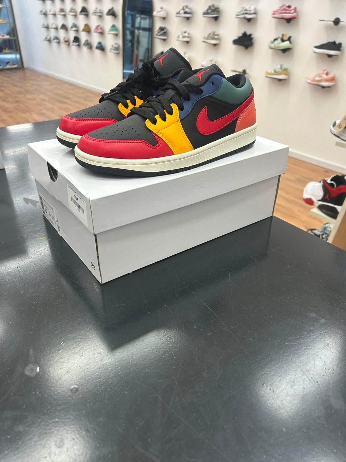 Air Jordan 1 Low SE Black/Fire Red/Taxi – Maat 40 – €110, Nieuw, Ophalen of Verzenden, Rood, A