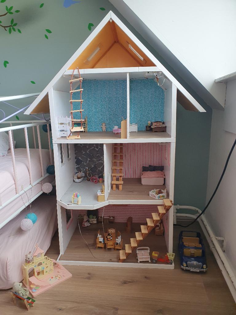 Poppenhuis incl Sylvanian Family spullen, Ophalen, Zo goed als nieuw