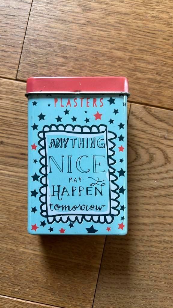 Hema Pleister blik 9x6x2,5cm Anything nice may happen tomor, Verzamelen, Blikken, Ophalen of Verzenden, Gebruikt, Overige