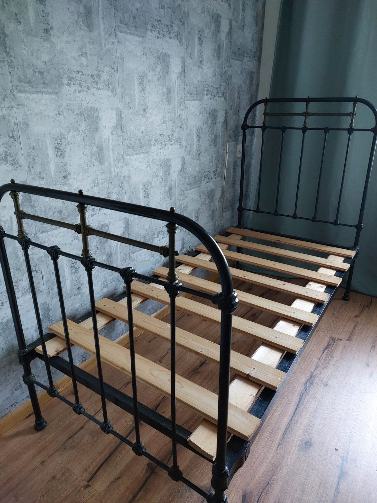 Antiek ijzeren bedframe met messing details, Antiek en Kunst, Antiek | Meubels | Bedden, Ophalen