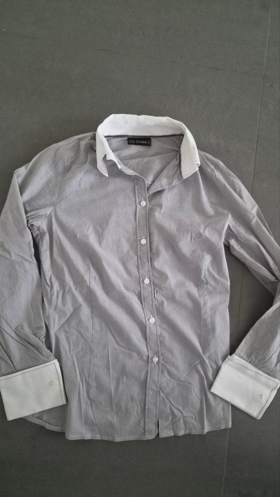Licht getailleerde blouse van Dyanne, maat 36, Kleding | Dames, Ophalen of Verzenden, Dyanne, Maat 36 (S), Grijs