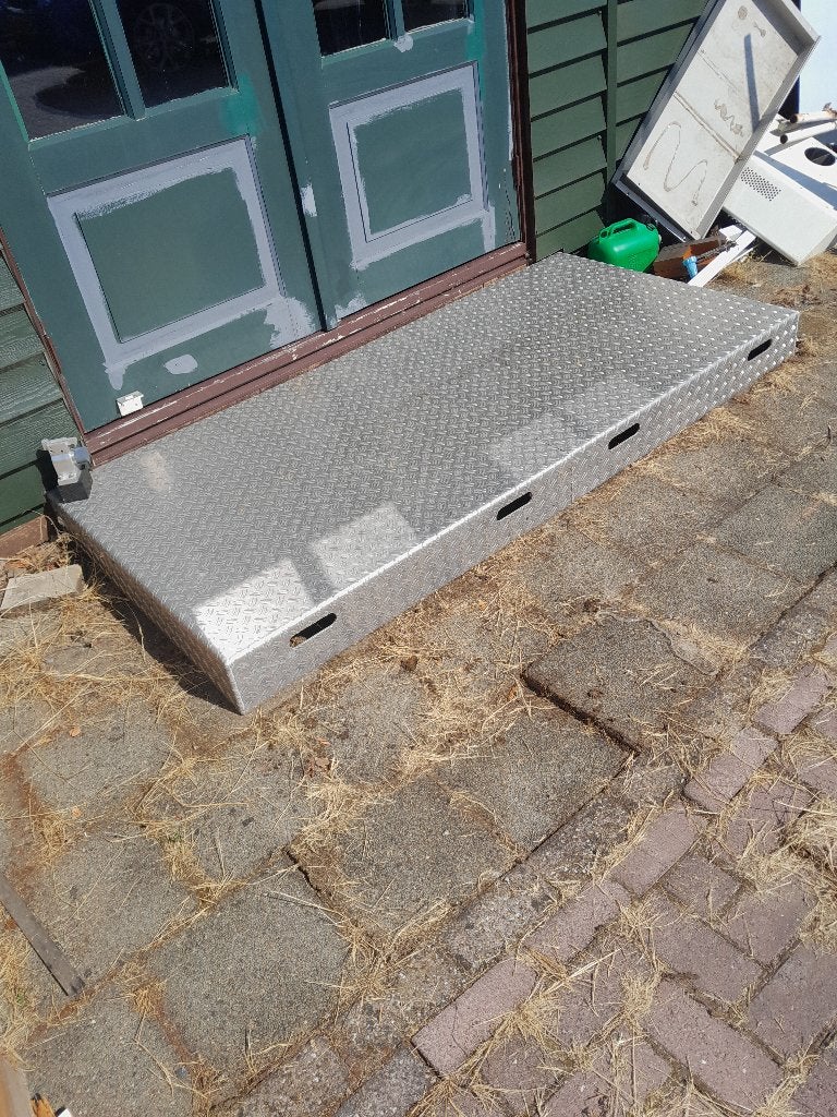 OPSTAP PLATEAU, Ophalen, Zo goed als nieuw