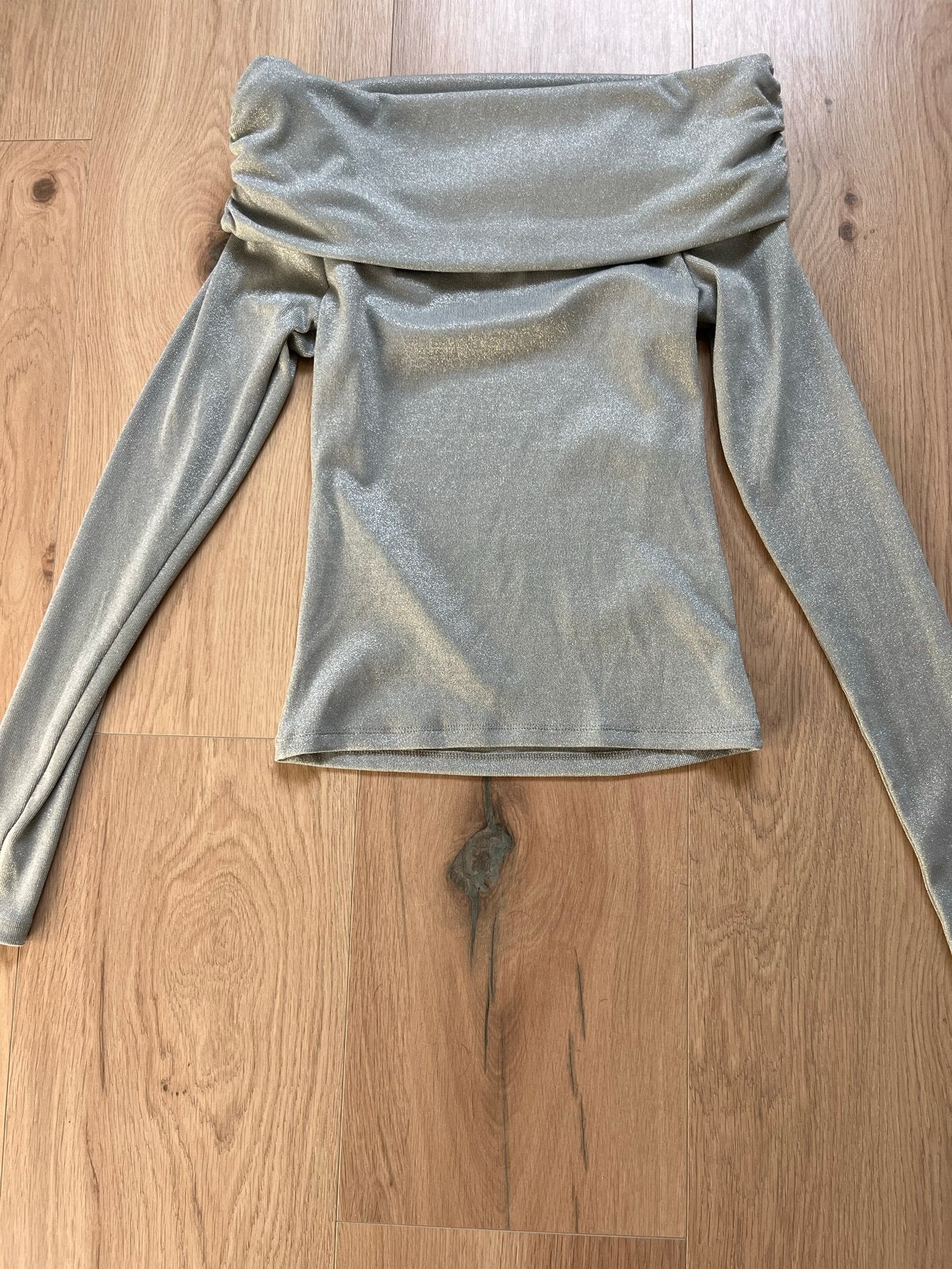 Glanzende off-shoulder top met lange mouwen, Ophalen of Verzenden, Zo goed als nieuw, Lange mouw, Maat 36 (S)