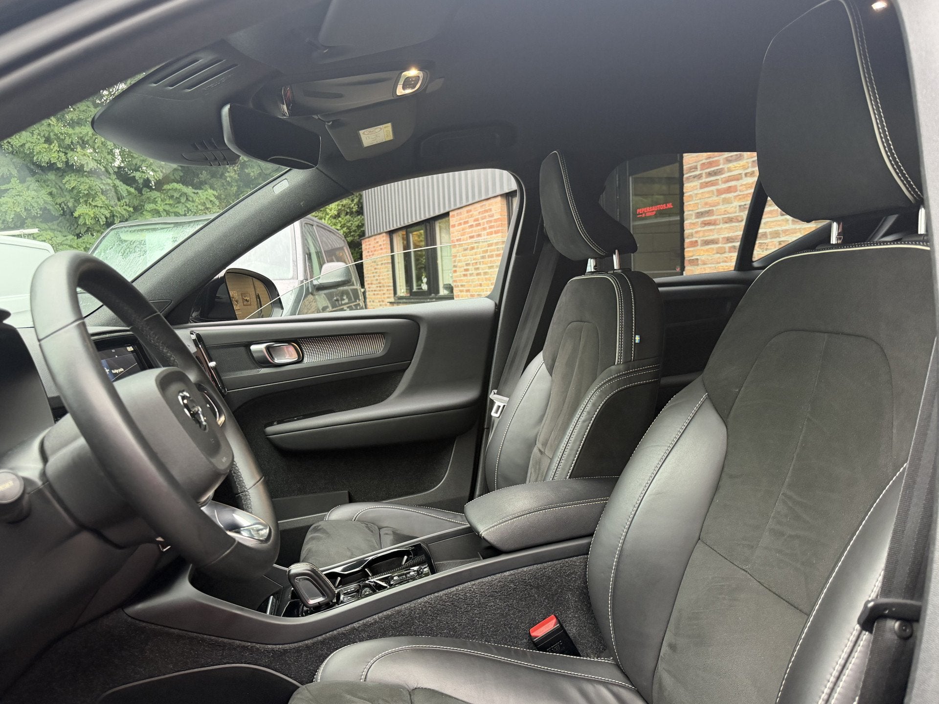Volvo XC40 1.5 T5 Recharge Inscription Dark R- Design Keyles, Dealer onderhouden, Euro 6, Zwart, Bedrijf