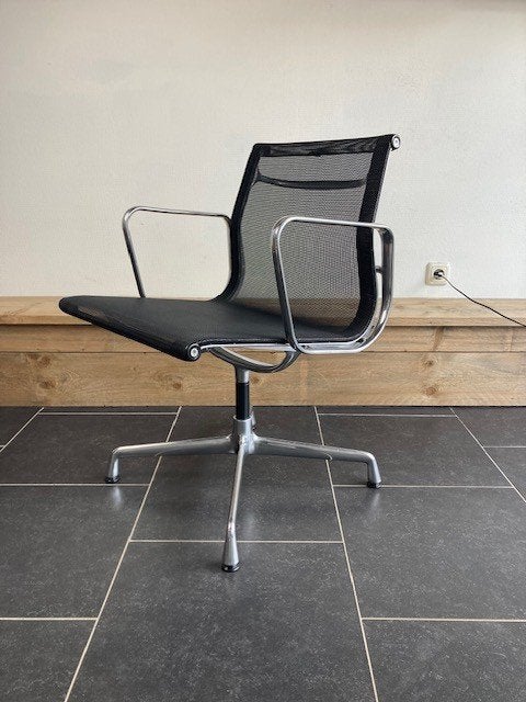 10 Vitra Eames EA 108 stoelen, aluminium, zwart netweave, Vitra, Gebruikt, Zwart, Design