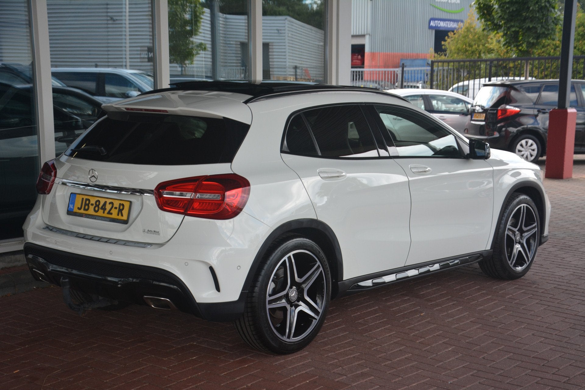 Mercedes-Benz GLA 180 Ambition | AMG Pakket | Navigatie | Sc, Auto's, Dealer onderhouden, Gebruikt, 4 cilinders, 715 kg