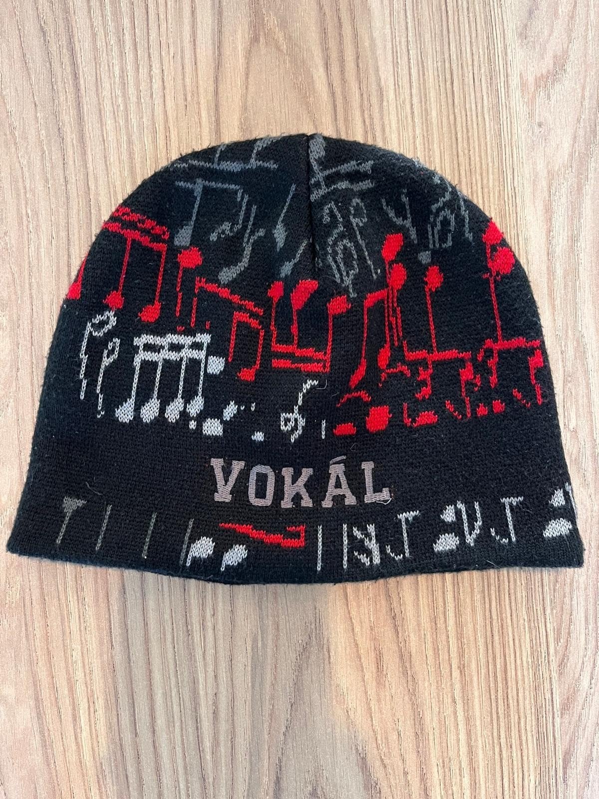 Zwarte muts met muzieknoten merk 'VOKÁL', Kleding | Heren, Ophalen, Maat 48/50 (M), Vokal, Gedragen