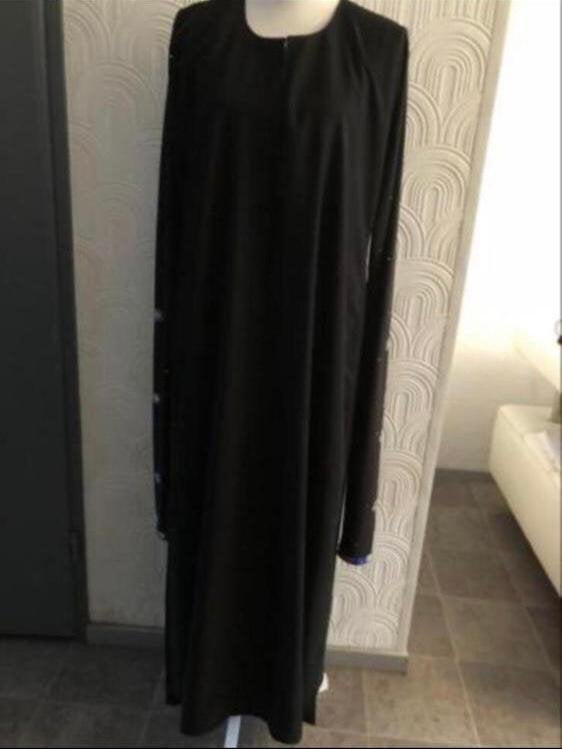 Maat L - lange jurk met sjaal - werksel op de mouw, Kleding | Dames, Jurken, Zwart, Maat 42/44 (L), Ophalen of Verzenden, Zo goed als nieuw