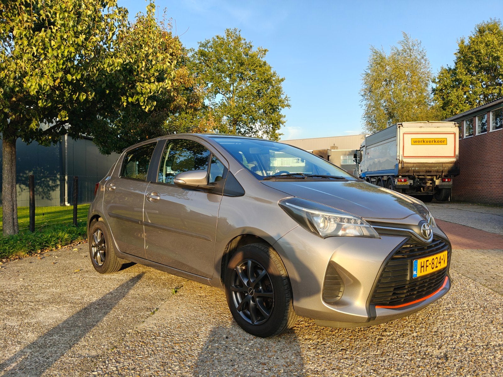 Toyota Yaris 1.3  66000KM! €8900,-, Auto's, 1005 kg, 40 €/maand, 4 cilinders, Bruin