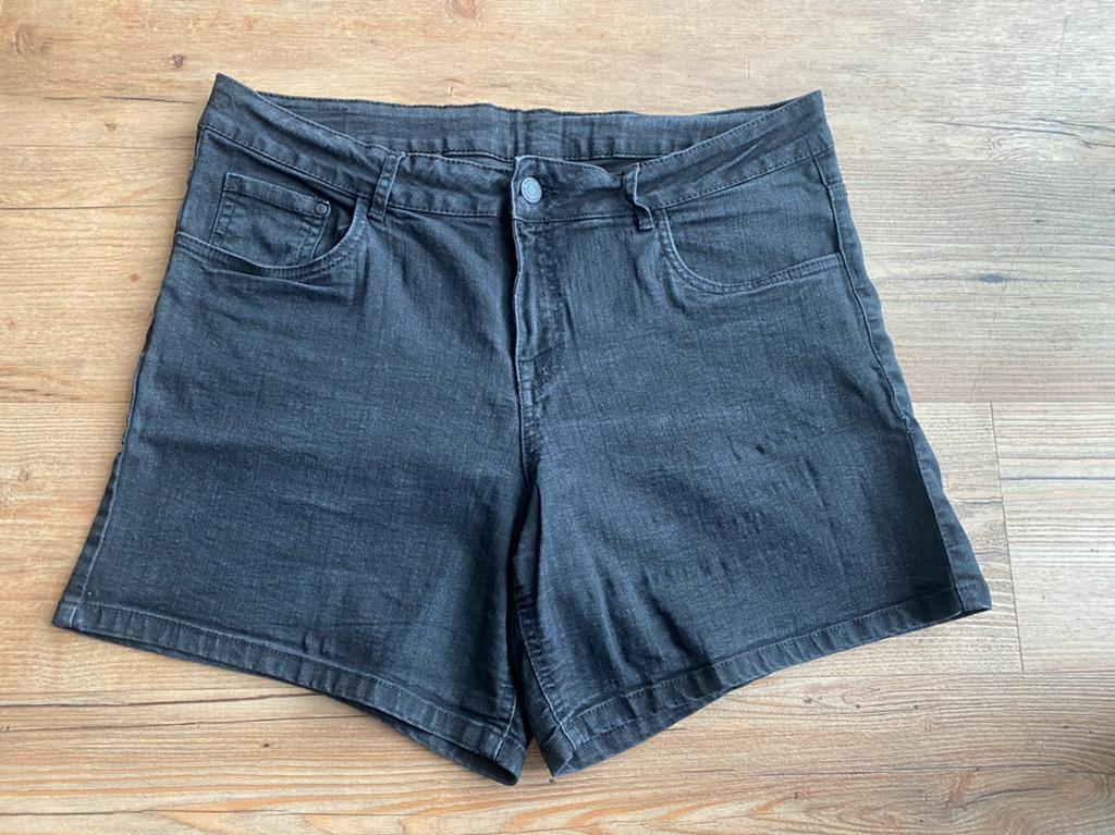Korte broek zwart maat 44, Kort, Zwart, Maat 42/44 (L), Ophalen of Verzenden