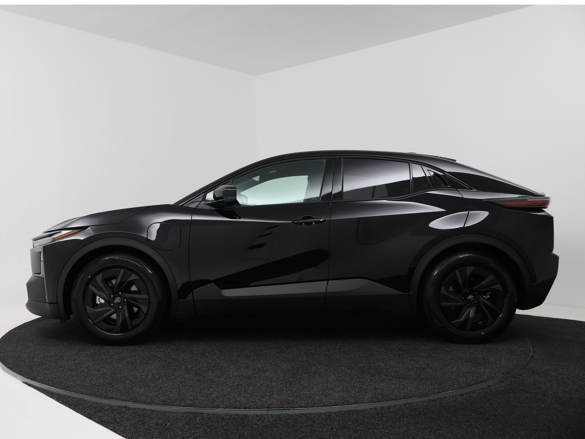 Toyota C-HR+ First Edition 77 kWh *EV Deal* | Navigatie | PD, Auto's, 24 min, Leder en Stof, Zwart, Origineel Nederlands