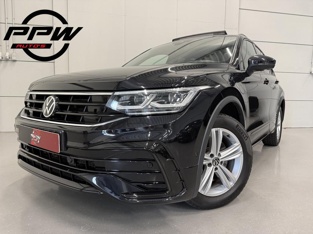 Volkswagen Tiguan 1.4 TSI eHybrid 3xR-Line PANO/TREKHAAK/HEA, Auto's, 1716 kg, Zwart, 4 cilinders, Met garantie (alle)