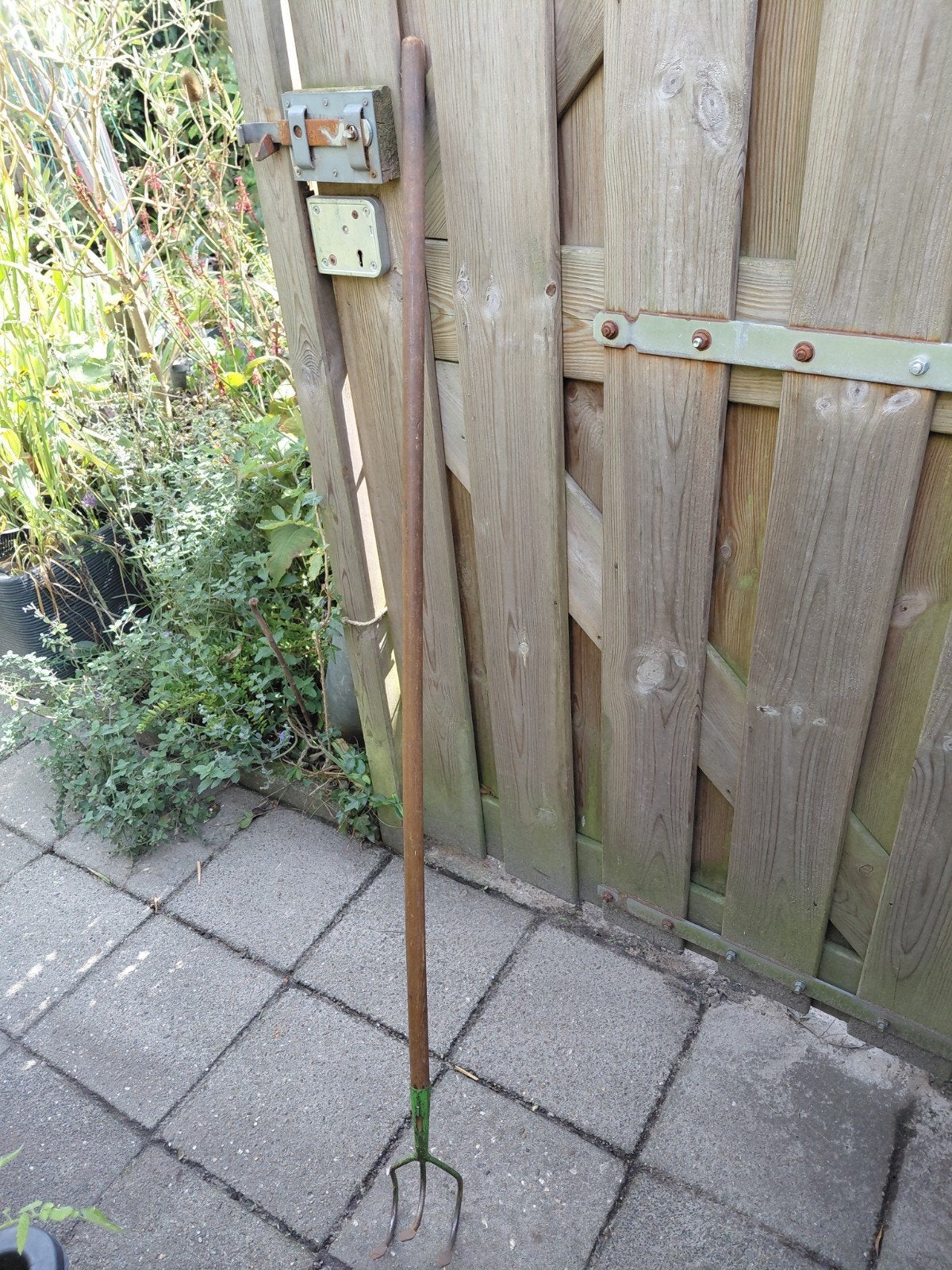 Gebruikte tuinvork met houten steel drietand, Tuin en Terras, Ophalen, Gebruikt, Vork