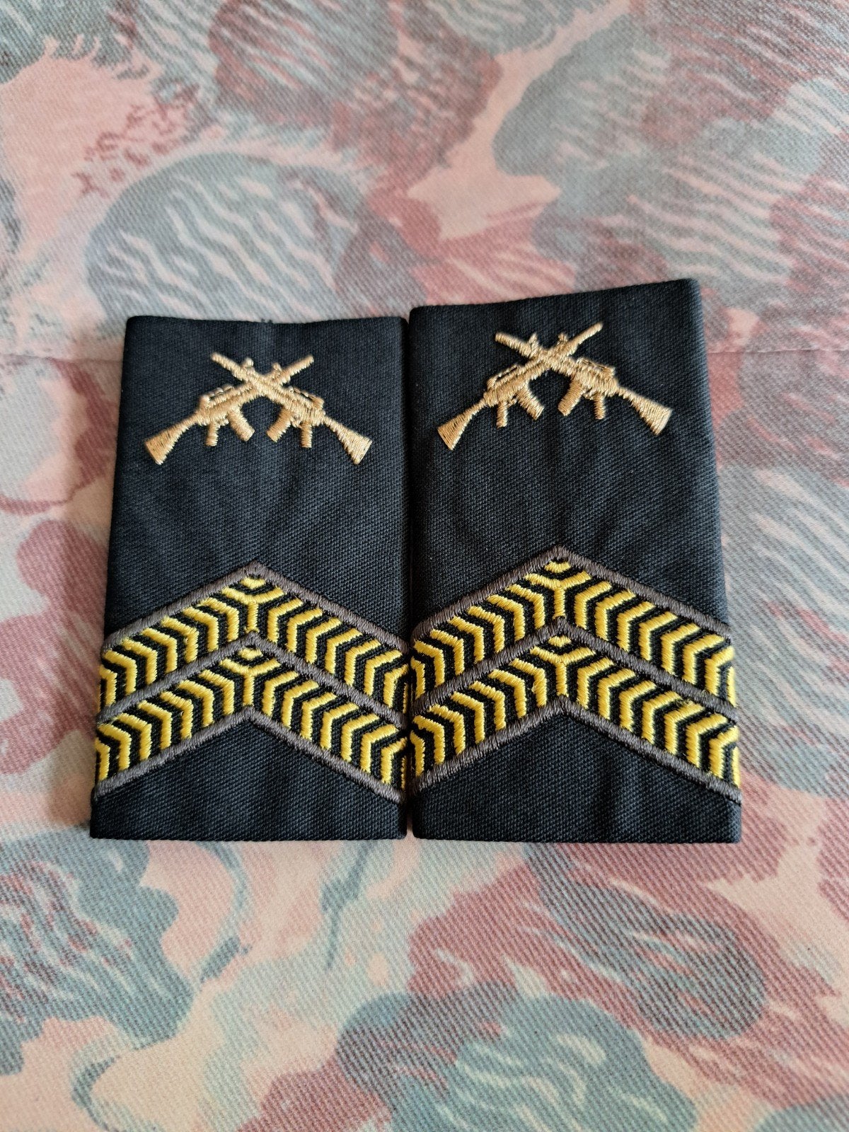 Leidinggevend Korporaal rang emblemen, Ophalen of Verzenden, Landmacht, Nederland, Embleem of Badge