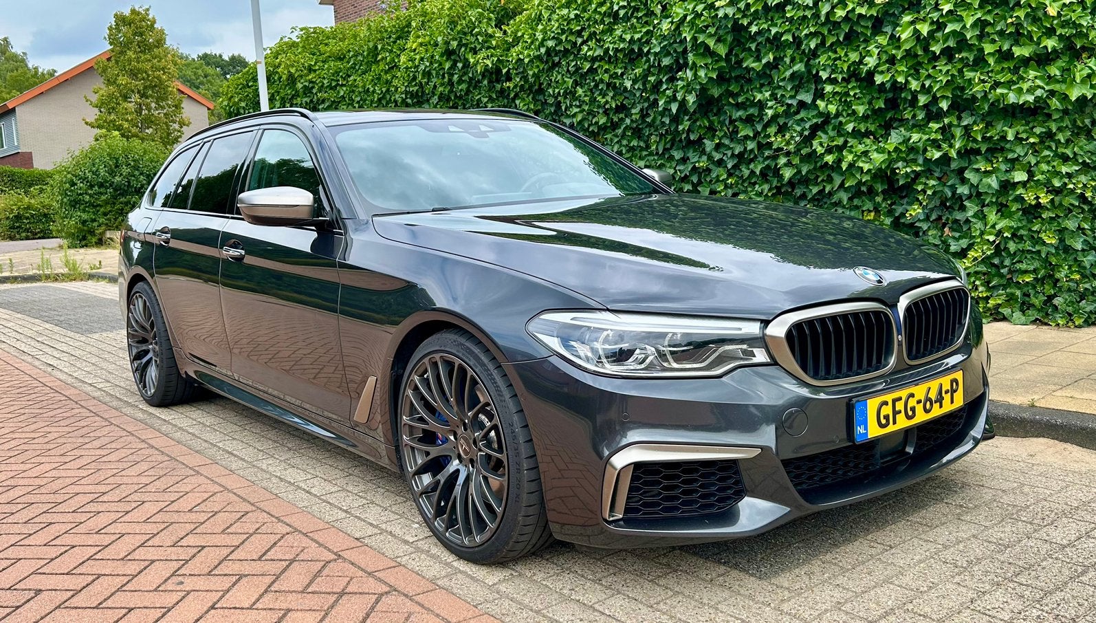 BMW M550d Xdrive Touring 400 pk Nieuwe APK onderhoud bij BMW, Automaat, 2993 cc, 2000 kg, Alcantara