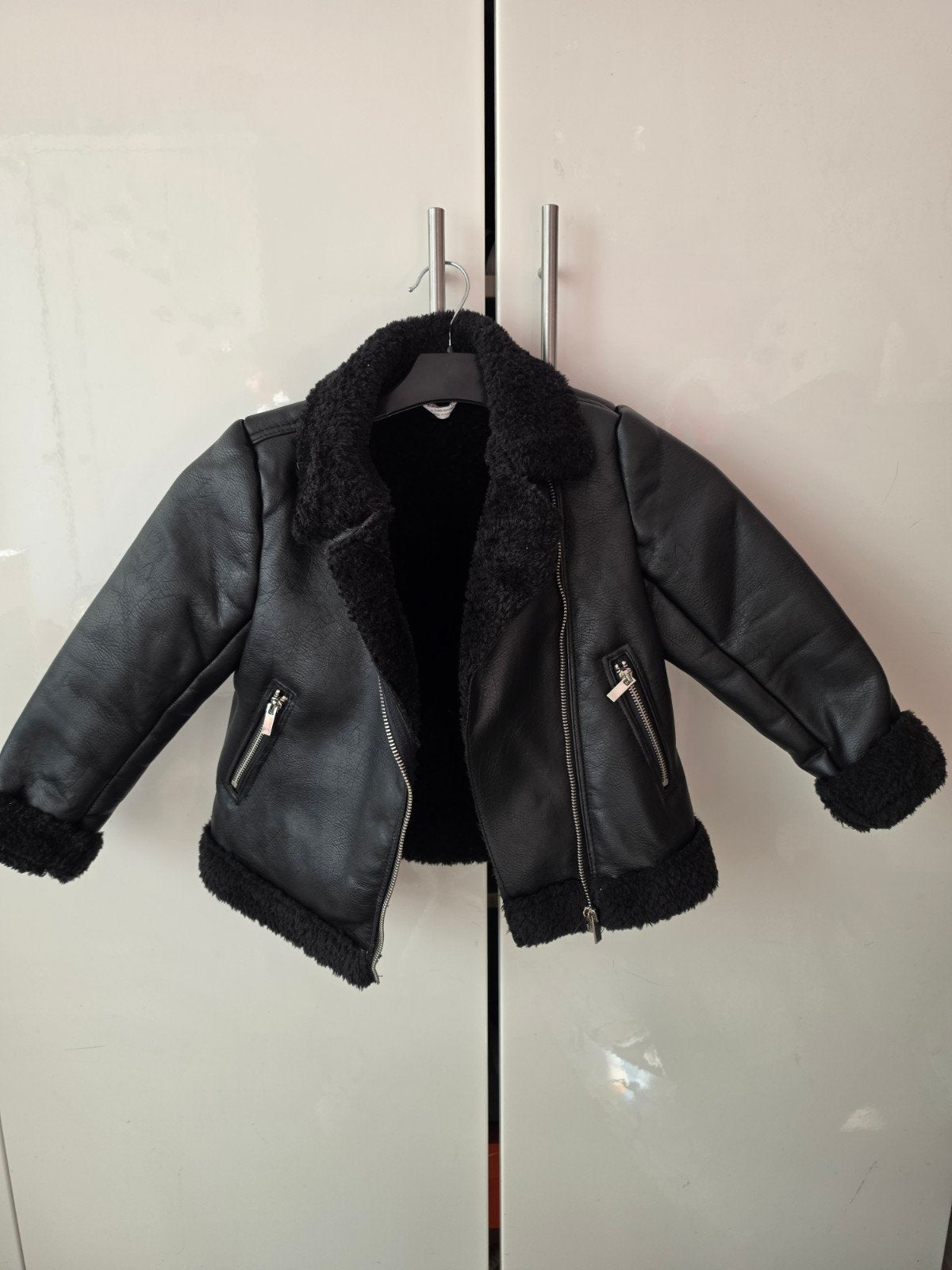 Zwarte pilotenjas/lemmycoat met teddy voering - maat 122 (6-, Kinderen en Baby's, Kinderkleding | Maat 122, Ophalen of Verzenden