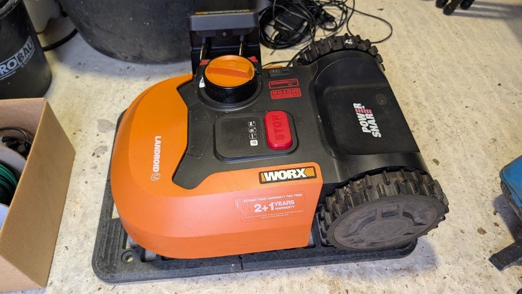 complete set Worx Landroid M500 robotmaaier en garage, Ophalen, Worx, Zo goed als nieuw, Minder dan 20 cm