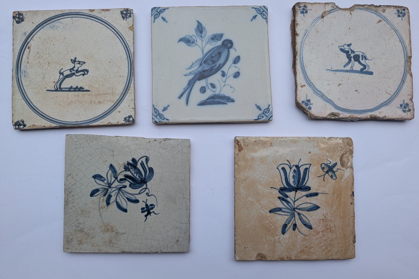 Set van 5 antieke Delfts blauwe tegels met diverse motieven, Antiek en Kunst, Ophalen of Verzenden