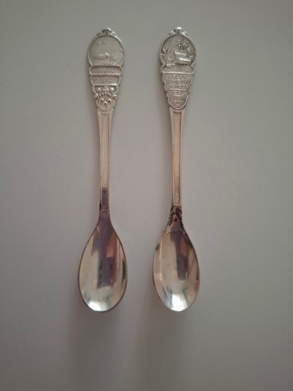 Twee zilveren herdenkingslepels Sola - Ambon en Watersnood, Antiek en Kunst, Ophalen of Verzenden