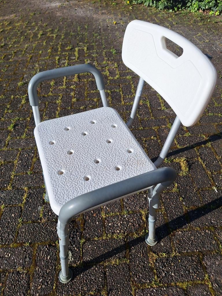 Diverse douche of bad stoeltjes., Ophalen