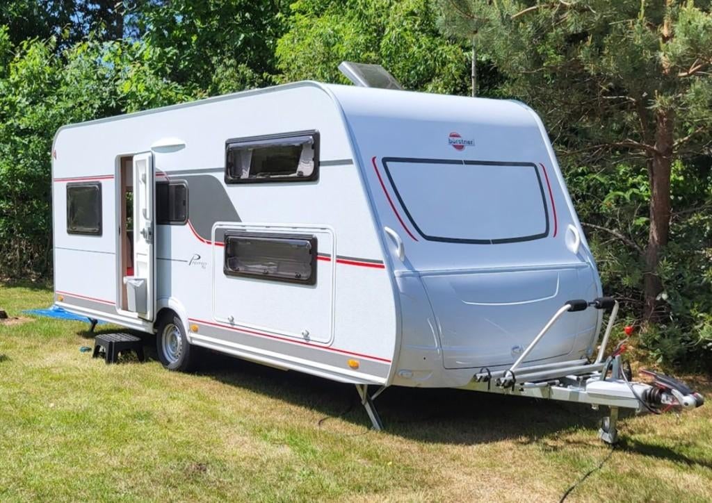 Caravan Bürstner Premio Plus 510 TK - In nieuwstaat (2023), Caravans en Kamperen, Caravans, Hefbed, Rondzit, Bürstner, Meer dan 6