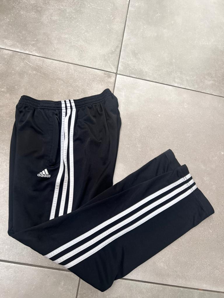 ADIDAS ZWART MET WITTE STREPEN JOGGINGBROEK BROEK 152, Ophalen of Verzenden, Zo goed als nieuw, Jongen of Meisje, Broek