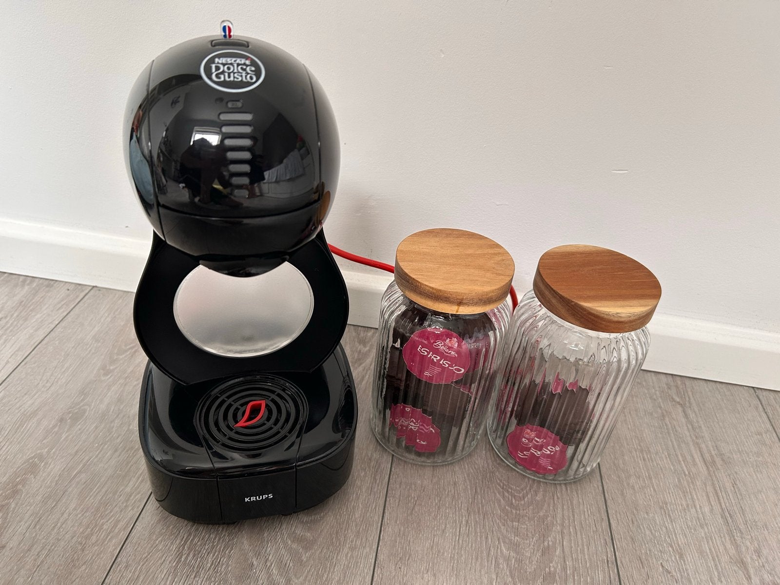 Nescafé Dolce Gusto Krups koffiezetapparaat met cups, Ophalen, Koffiepads en cups, Koffiemachine, Zo goed als nieuw