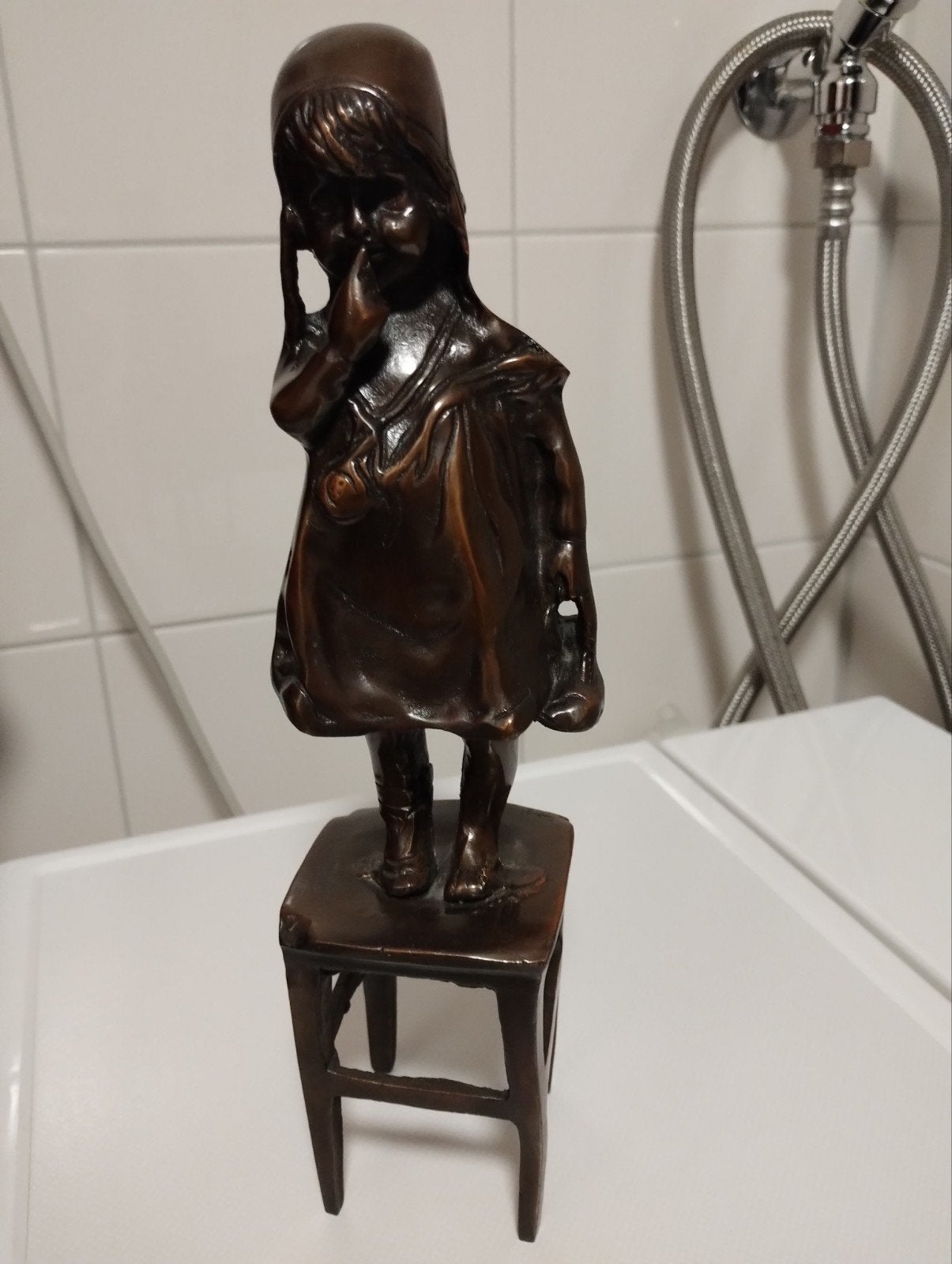 Brons beeld meisje op stoel by Valente naar Juan Clara Ayats, Antiek en Kunst, Ophalen of Verzenden