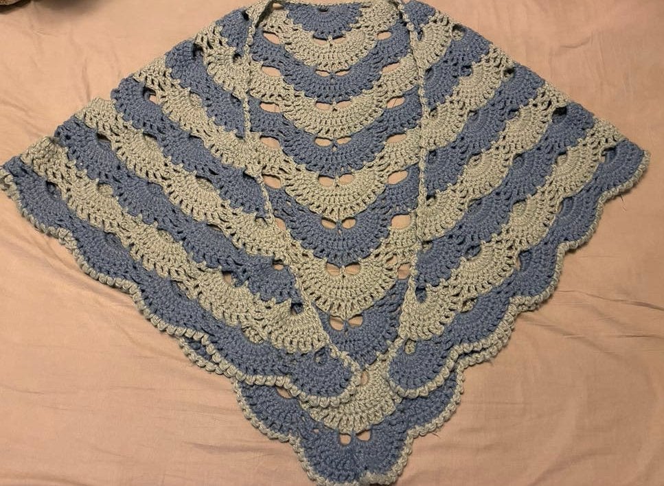 Handgemaakte gehaakte omslagdoek in blauw en grijsgroen, Hobby en Vrije tijd, Breien en Haken, Ophalen of Verzenden, Nieuw, Haken
