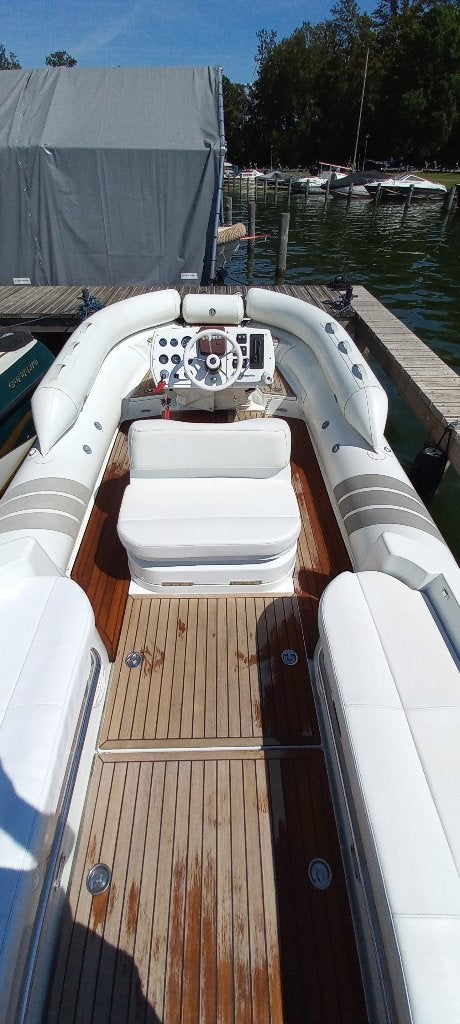 Luxe RIB met teakdek en comfortabele zitplaatsen, Gebruikt, Binnenboordmotor, Diesel, Peddels