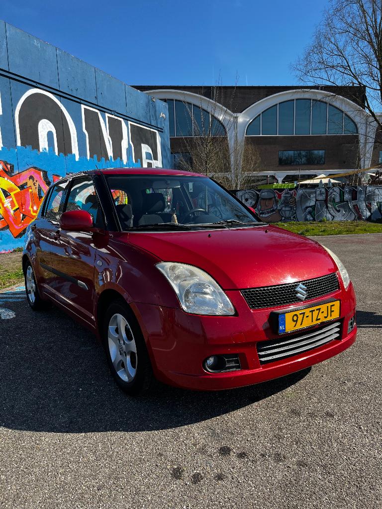 Suzuki Swift 1.3 5DRS 2007 Rood, Auto's, Suzuki, Voorwielaandrijving, Android Auto, 40 €/maand, 965 kg