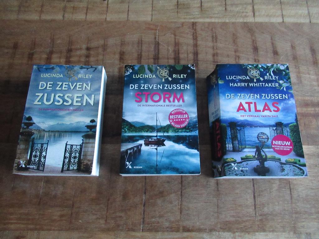 2 verschillende boeken delen serie boek De Zeven Zussen., Boeken, Ophalen of Verzenden, Zo goed als nieuw