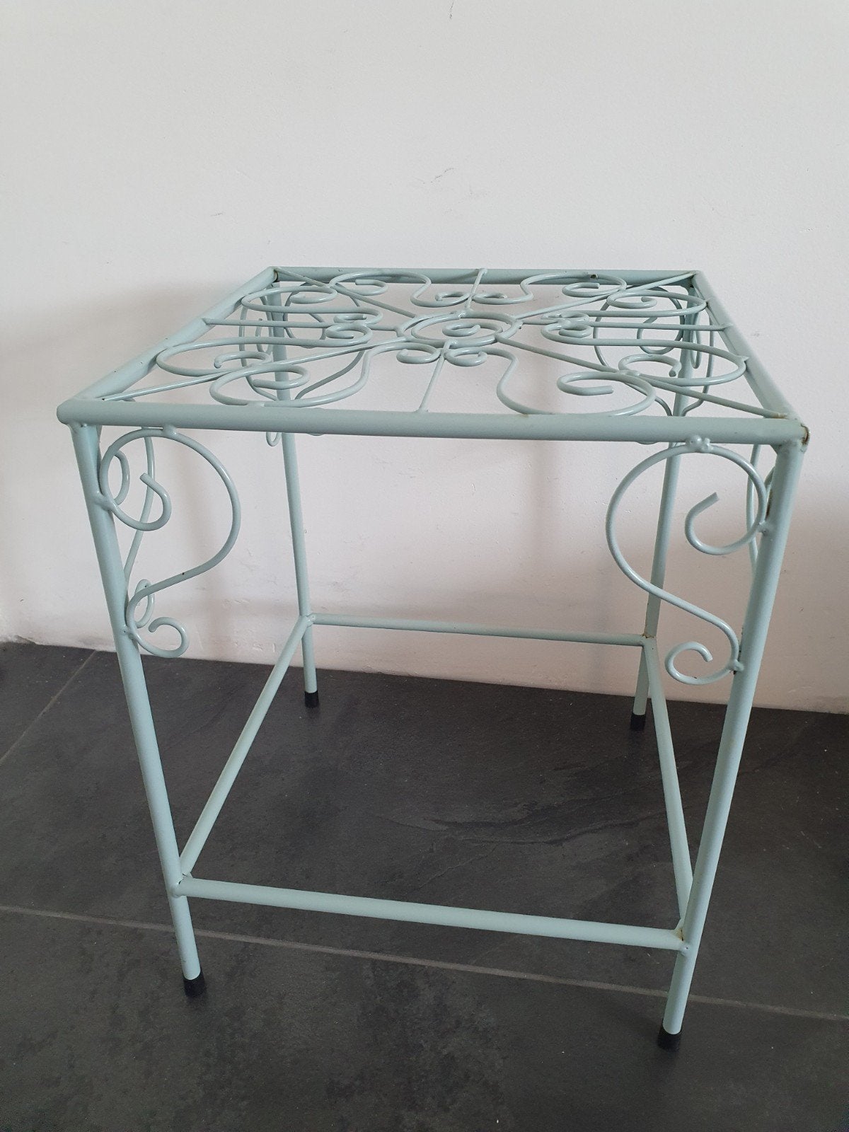 bijzettafel breedte 25, hoogte 32 cm. metaal. Nieuw., Ophalen of Verzenden, Nieuw, 25 tot 50 cm, Rond