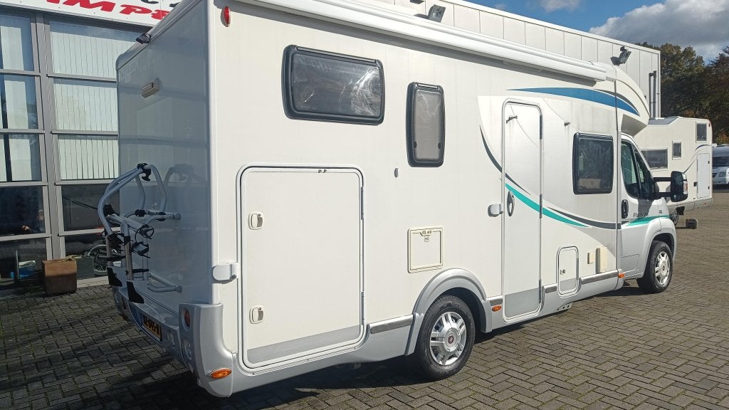 Keurig nette 4 persoons Chausson Flash 26 '11 130pk 89dkm, Caravans en Kamperen, Ringverwarming, 6 tot 7 meter, Raamblindering