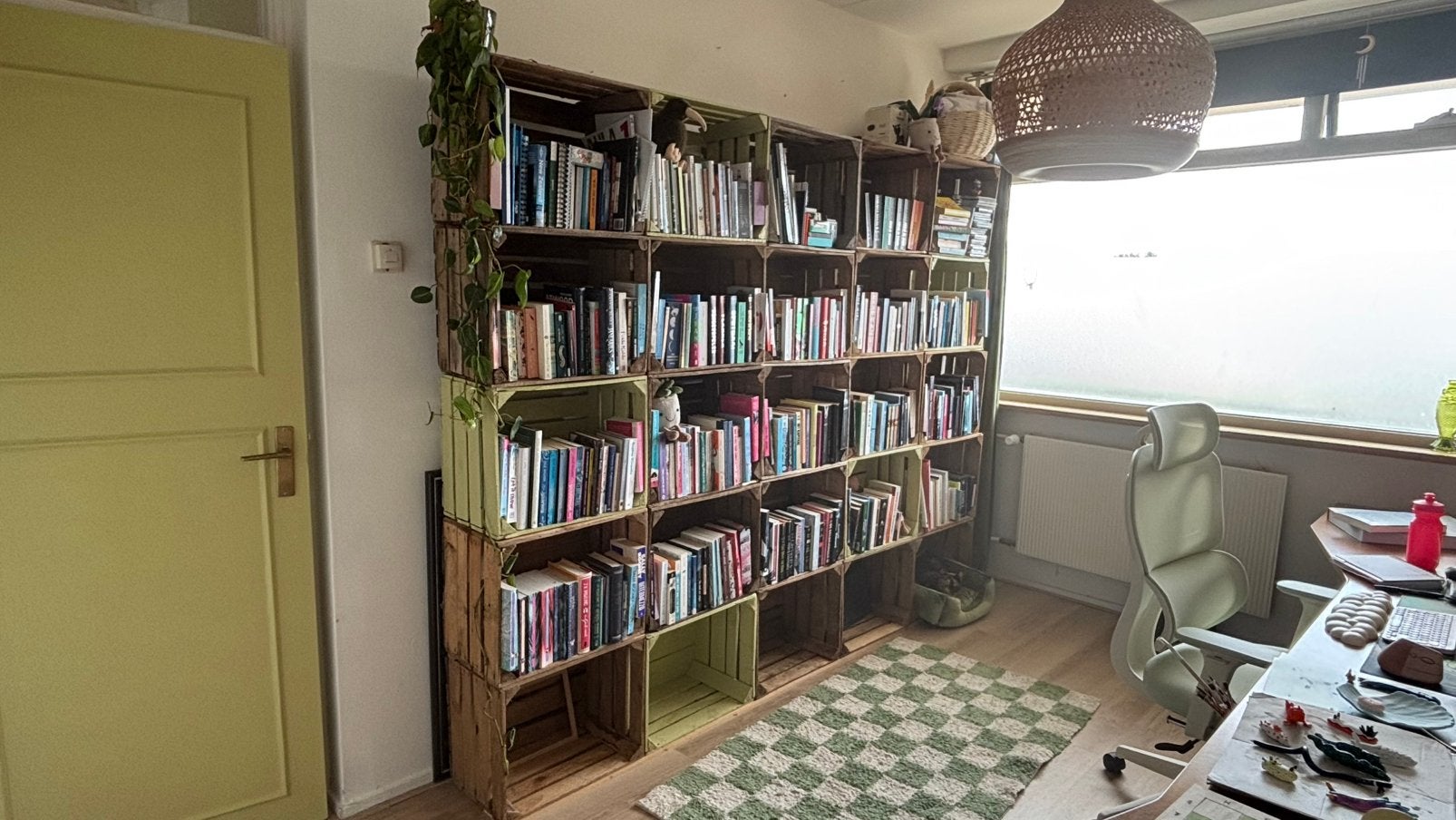 Zelfgemaakte boekenkast van houten kratten, Ophalen, 200 cm of meer, Zo goed als nieuw, 200 cm of meer