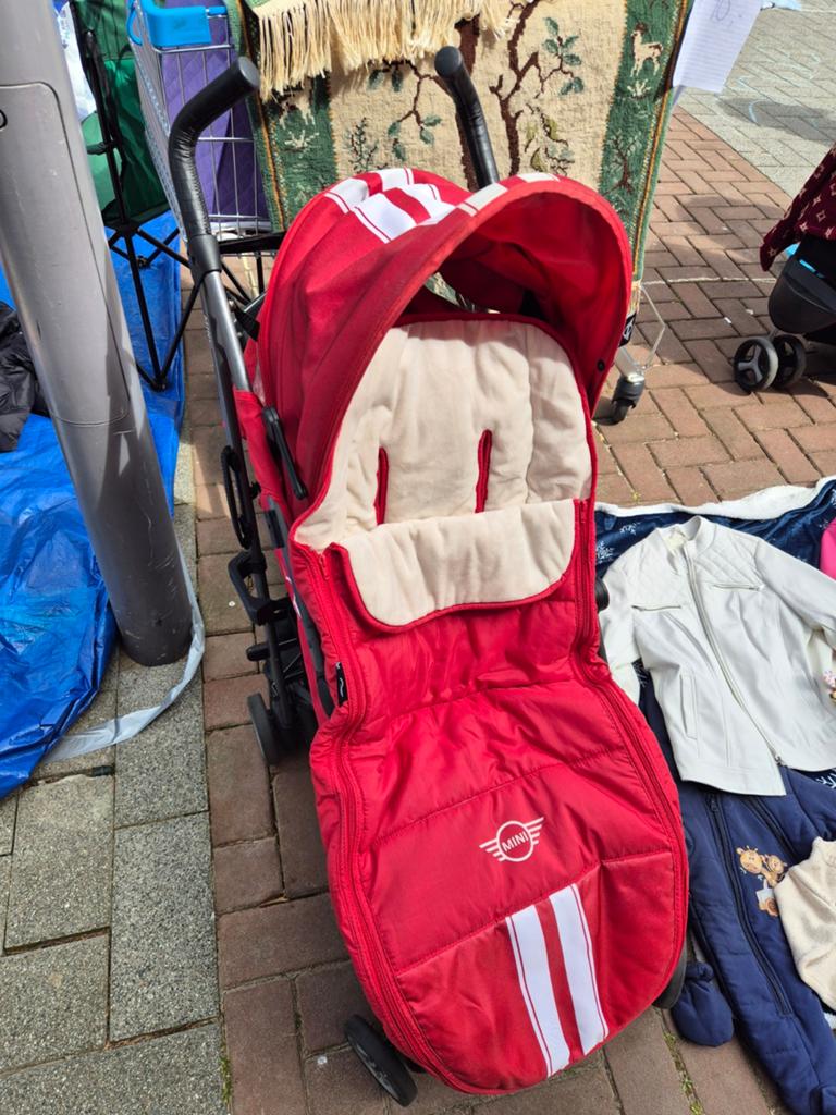 Rode buggy met warme zak, Ophalen