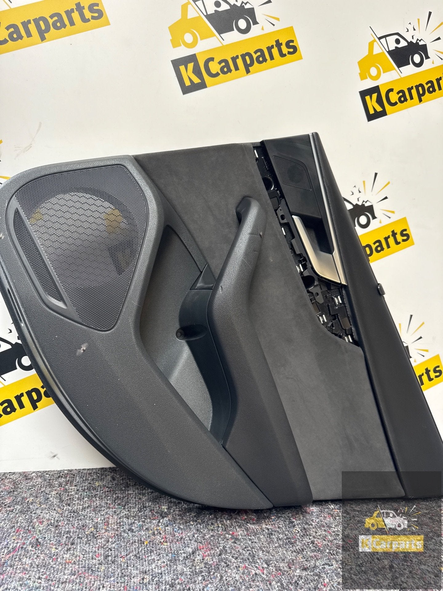 Portierbekleding Audi A4 rechts-achter 8W0867318, Gebruikt, AUDI AG, Auto-Union-Strasse 1
85045  Ingolstadt, DE, Kundenbetreuung@audi.de