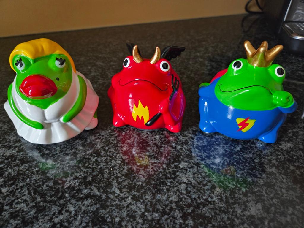 Set van 3 decoratieve kikkers: bruid, duivel, superheld, Ophalen of Verzenden, Zo goed als nieuw