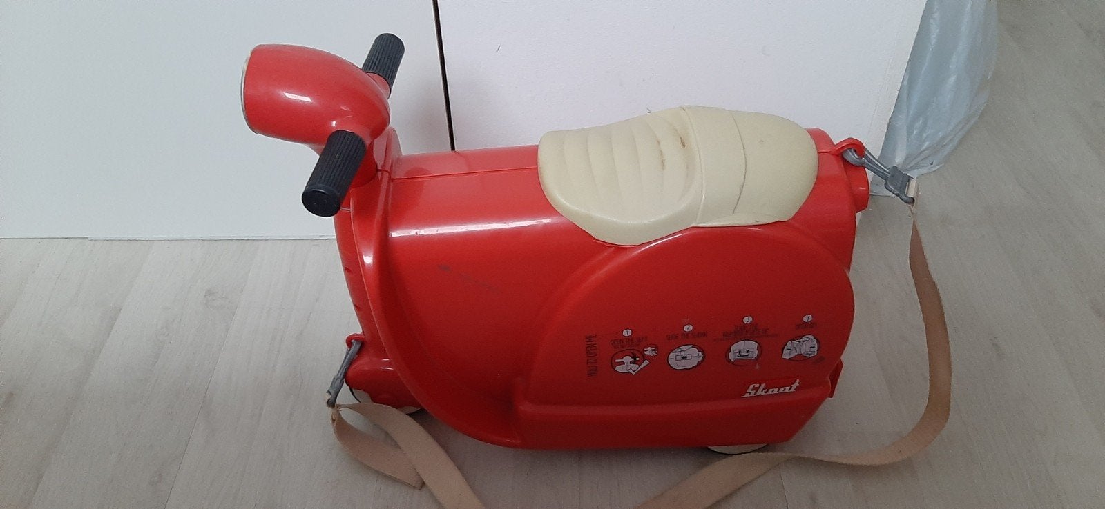 Skoot Koffer Rood - Kinderkoffer en Loopfiets in één, Ophalen, Gebruikt
