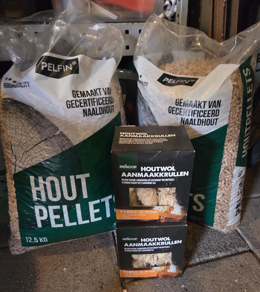 2 zakken pellets en 2 doosjes houtwol aanmaakkrullen, Ophalen, Nieuw