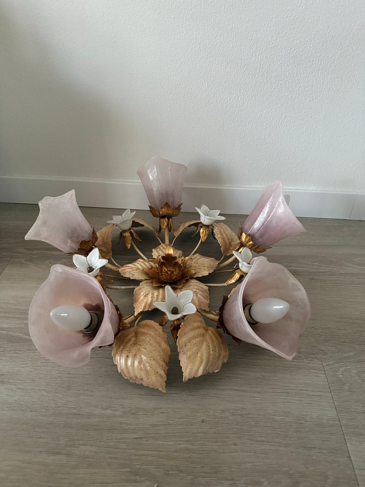 Vintage Plafondlamp met Roze Glazen Kappen en Bladeren, Metaal, Overige merken, Gebruikt, Roze