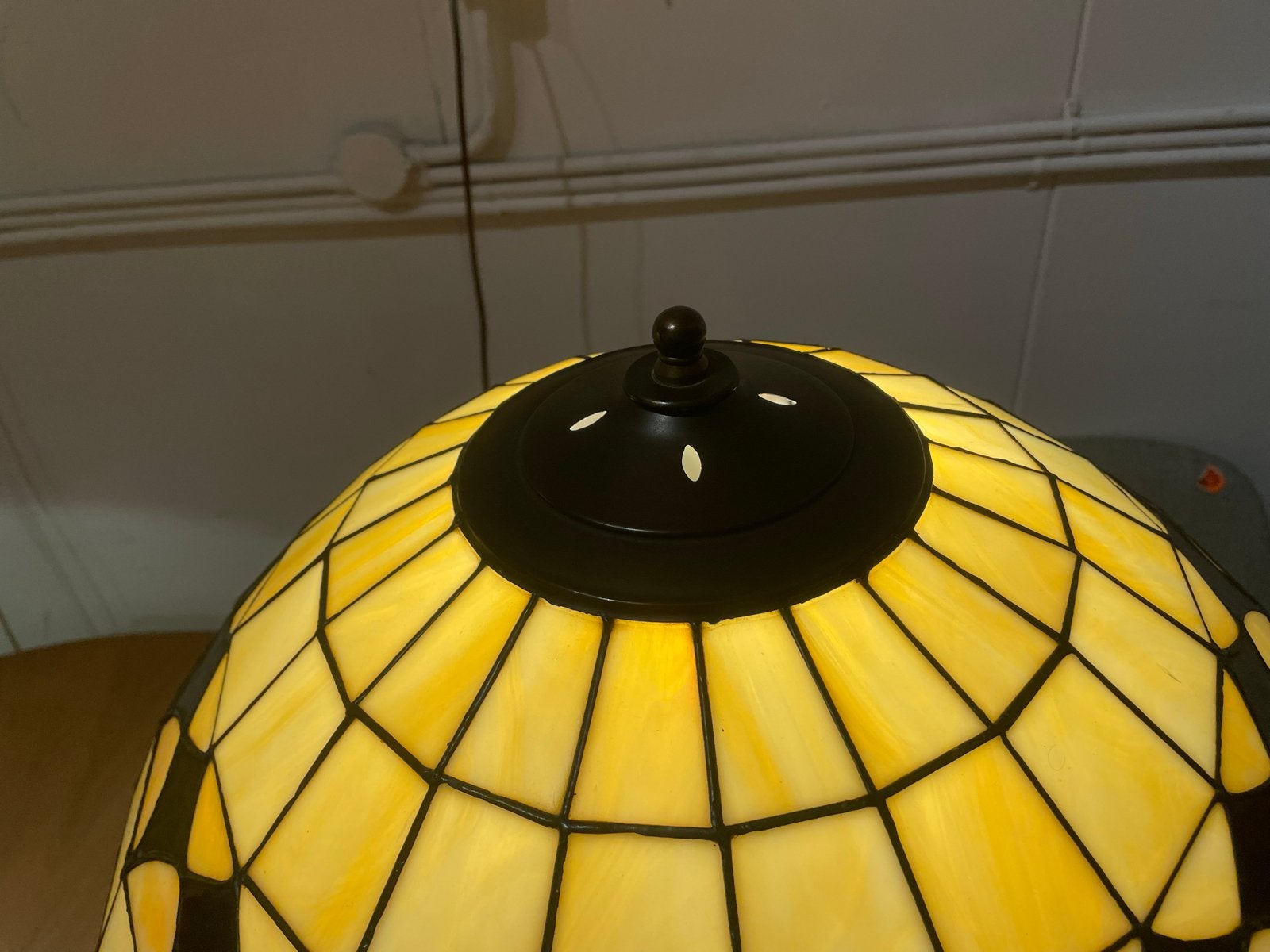 Grote Tiffany tafellamp brons voet 60cm hoog, 52cm diameter, Ophalen
