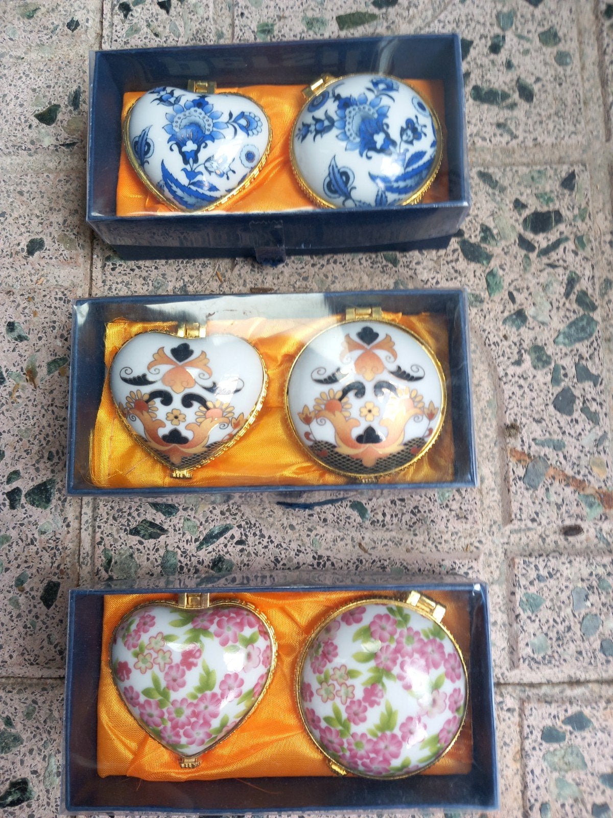 Set van 3 porseleinen snuif/pillendoosjes per doos 10 eur0, Ophalen of Verzenden