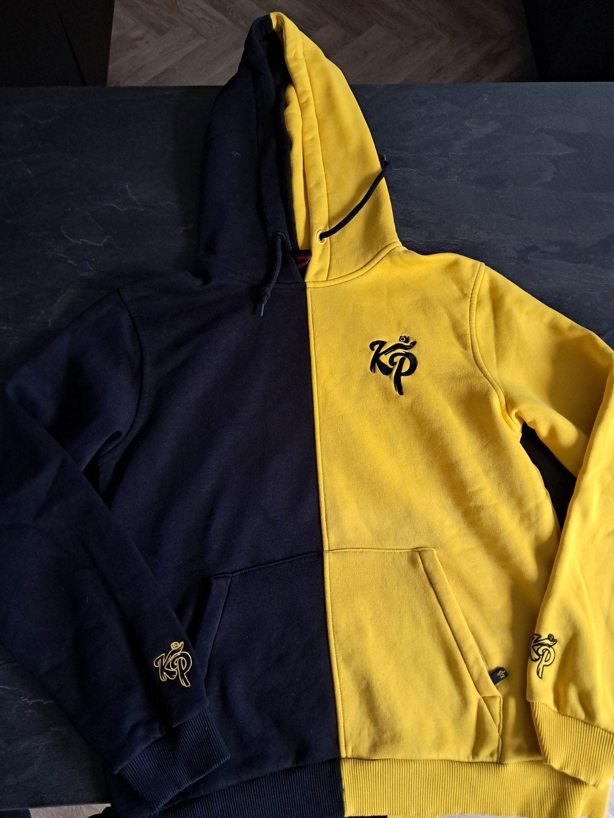 KP Hoodie Zwart/Geel Maat M - Zo goed als nieuw, Ophalen of Verzenden